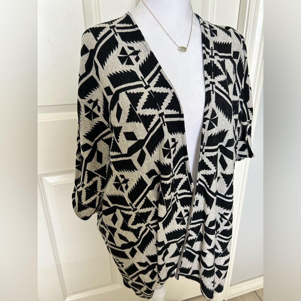Black & White Pattern Versatile Wrap Jacket For J… - image 1